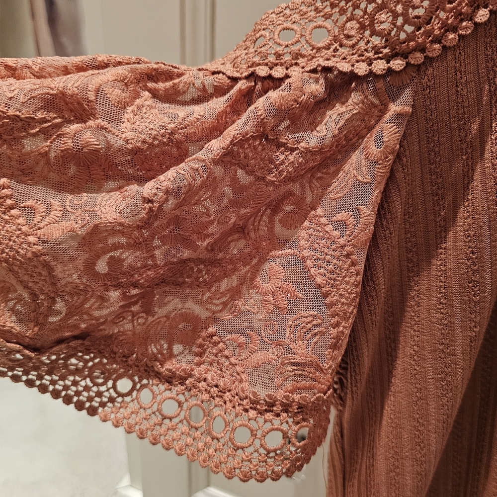 BKE gimmicks Rusty Rose Crochet Cold-Shoulder Blouse Medium New Top NWT - Picture 11 of 14